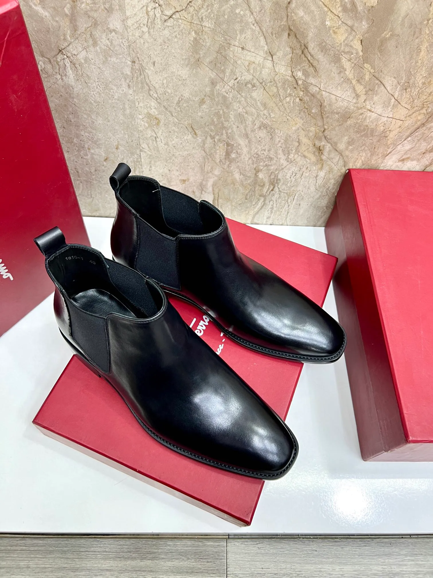 Original order quality: Men's shoes 💰700 Brand: Ferragamo (Ferragamo) One size larger: Men's size 38-44 (45 customized) Grade: Same style as the official website High-end men's shoes Material: Original cowhide, cowhide lining, original outsole Style category: Chelsea men's boots Fashion trend Color: Actual picture